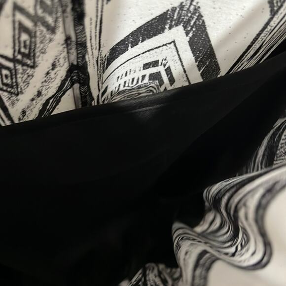 Iz Byer Short Flowing Sleeve Blouson Top White Black Medium Like new - Picture 7 of 7